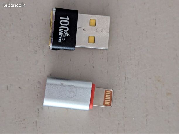 : 1 adaptateur USB C vers USB A et 1 adaptateur USB C vers lightning