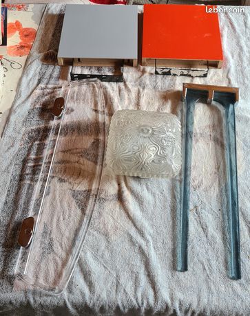 11 boîtes en fer de déco. Étagères et autres articles