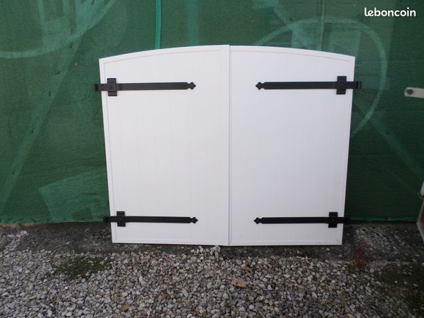 1 paire de volets PVC crème arrondis le + haut 1m15cm x le + bas 1m09cm L total 1m39cm