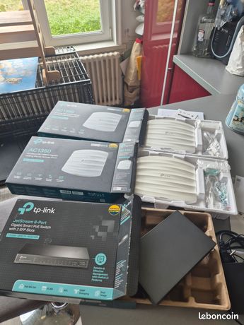 2 antennes WIFI Tp-Link EAP225 + 1 switch poe tp-link t1500g-10ps