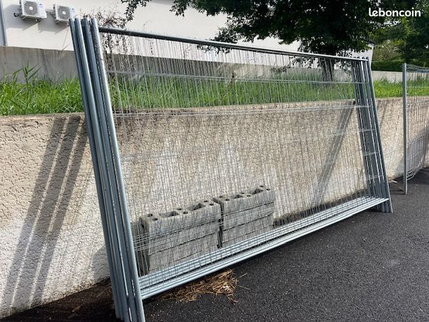 7 Clotures de chantier 3.50 x 2.00 + 8 Plots béton