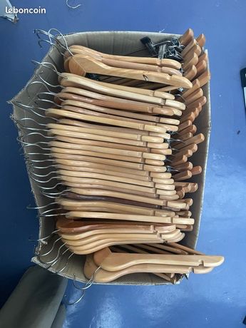 75 Cintres en bois