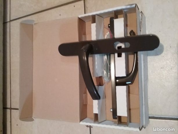 A saisir 2 poignées de portes
