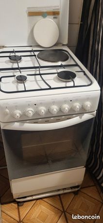 A vendre micro ondes digital et gaziniere Indesit 4 feux 3 gaz et un électrique en tres bon etat