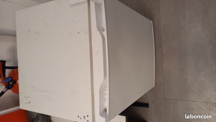 A vendre petit frigo. Hauteur 80 largeur 55 profondeur 55cm