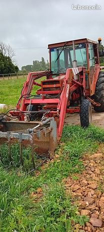 tracteur agricole avec fourche et godet