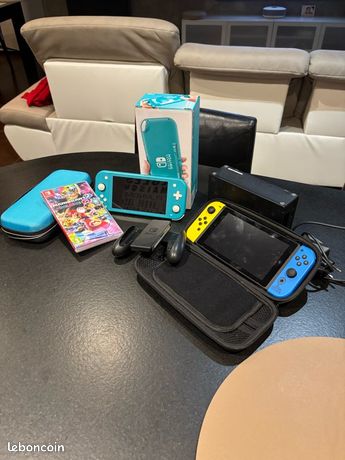 : duo de Nintendo Switch en , incluant le jeu Mario et plusieurs accessoires (manettes et sacoche pour chaque console) de tous leurs ensemble, 780