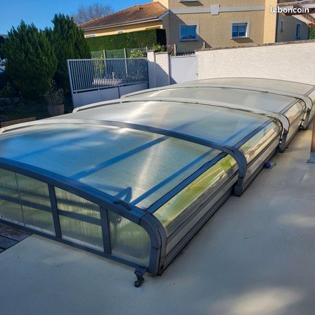 Abri de piscine bas télescopique sur platines
