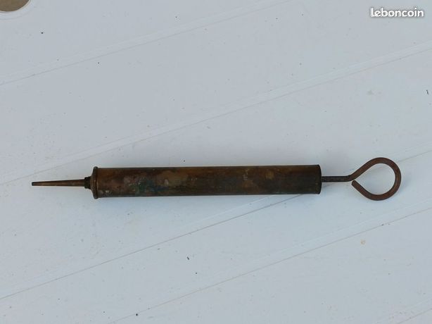 Ancienne pompe à graisse en cuivre ou laiton