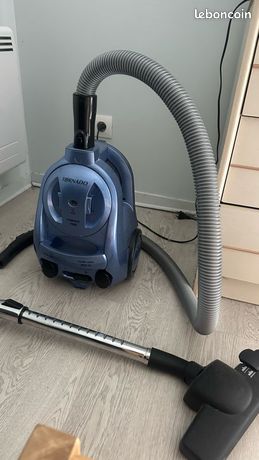 Aspirateur sans sac 1800W filtre HEPA - à réparer