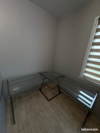 Bureau en verre en forme de L