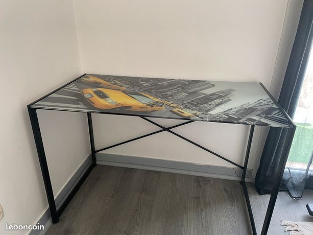 Bureau et lampe
