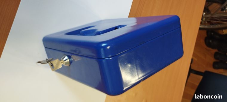 Caisse à monnaie avec deux clefs