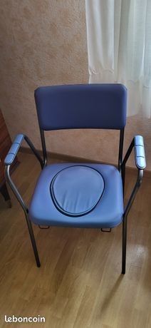 Chaise percée