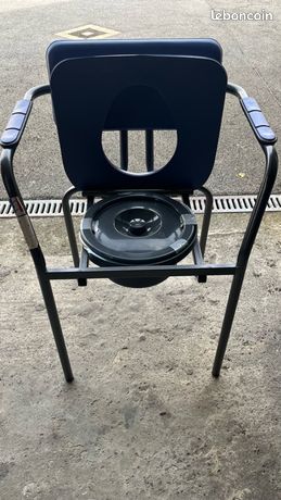 Chaise percée