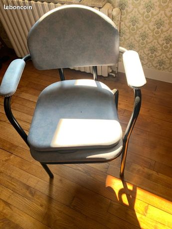 Chaise percée