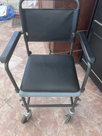Chaise percée