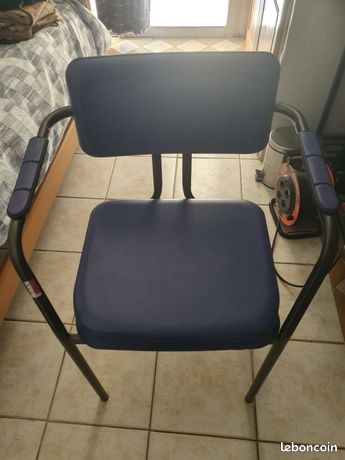 Chaise percée