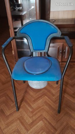 Chaise percée