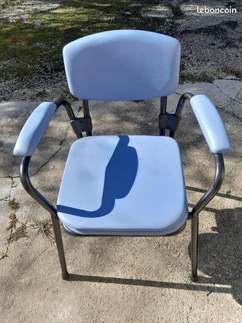 Chaise percée