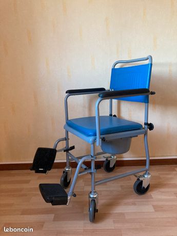 Chaise percée