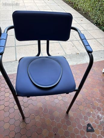 Chaise percée