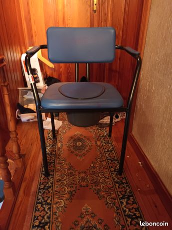Chaise percée