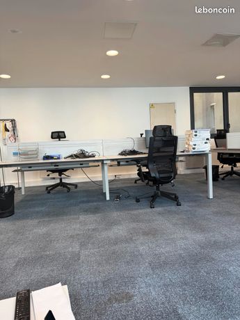Chaises et bureau
