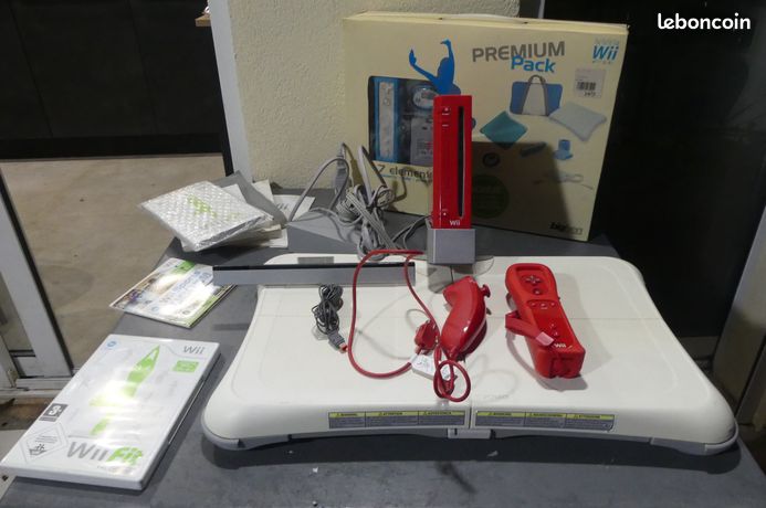 Console Nintendo Wii rouge + Pack Premium 7 Eléments + Balance Board Wii Fit Plus