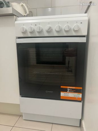 Cuisinière Indesit - comme neuve