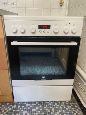 Cuisinière vitrocéramique Electrolux EKC66722OW