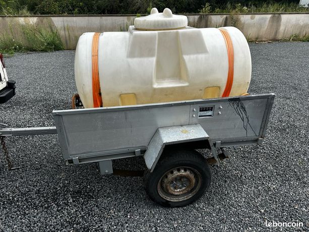 Cuve carburant moteur électrique 12 V 600 l plus Remorque pistolet à carburant et pompe électrique. On peut voir les litres qu'on met dans