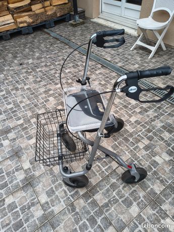 Déambulateur a roues et frein