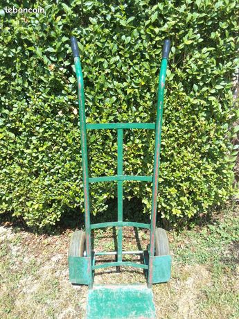 Diable en mètal sur roues gonflables