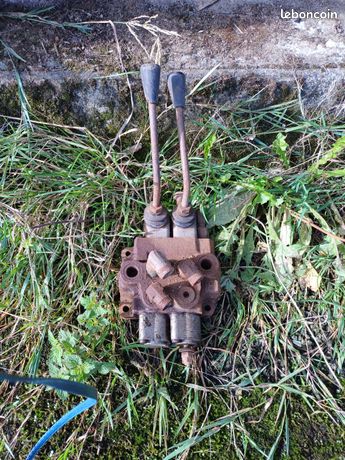 Distributeur hydraulique manuel à deux leviers