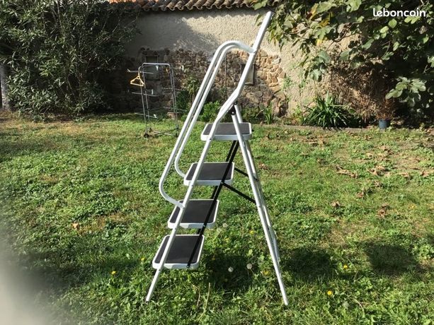 Escabeau neuf 4 marches pliant et sécurisé