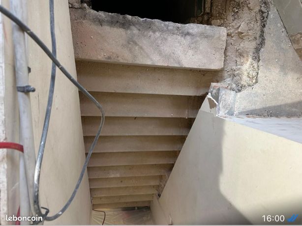 Escalier en pierre massive