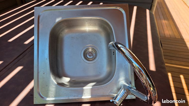 Évier inox et robinet