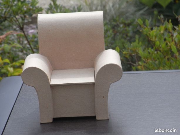 Fauteuil ou trone en carton pour poupee en vitrine