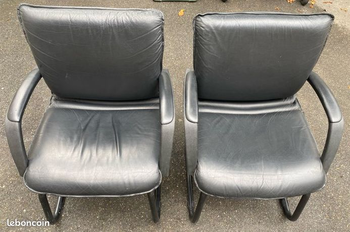 Fauteuils de bureau x2 en simili cuir noir en bon état