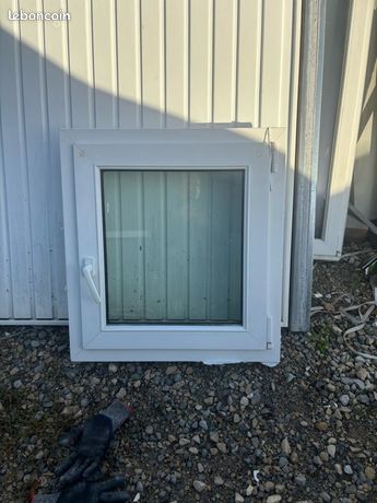 Fenêtre pvc SDB 67 x 74