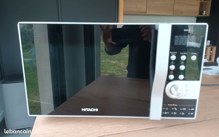 Four à Micro-ondes HITACHI