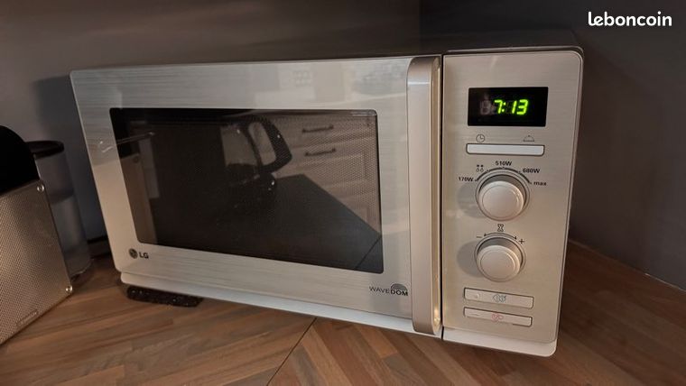Four micro-ondes LG