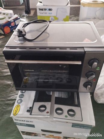 Four neuf 1300 watts