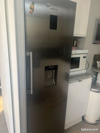 Frigidaire,, avec distributeur d’eau, 1,80 m