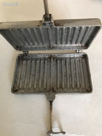 Gaufrier à panini ou croque monsieur vintage en métal