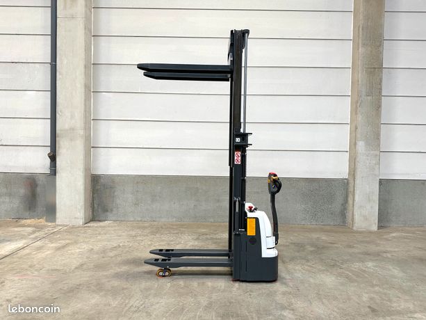 Gerbeur électrique avec levée initiale 1500 Kg NEUF et DISPO