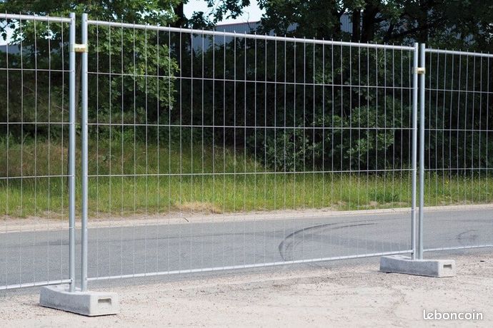 Grilles de chantier avec plots béton