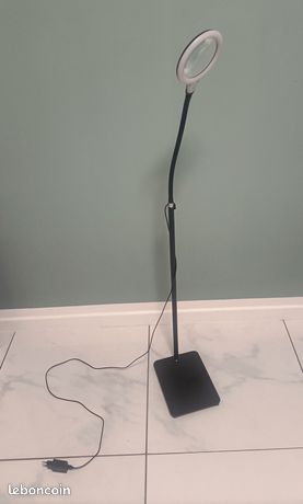 Lampe avec loupe pour soins