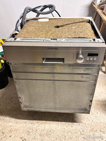 Lave vaisselle Electrolux semi encastré